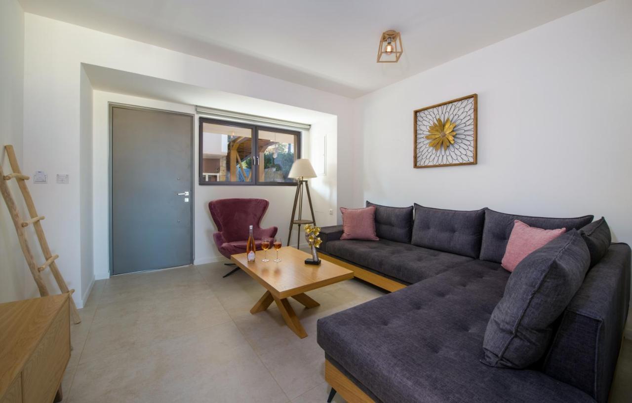 Lilium Luxury Suites Agia Marina  Exterior photo